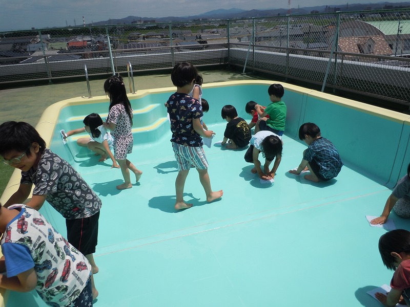 プール掃除をしました☆