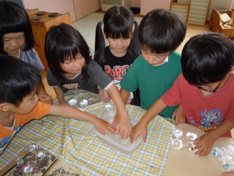 お部屋で色水遊び・氷遊び☆