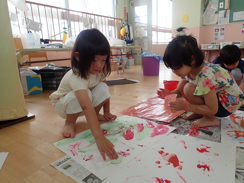 氷遊び、絵の具遊びをしました！