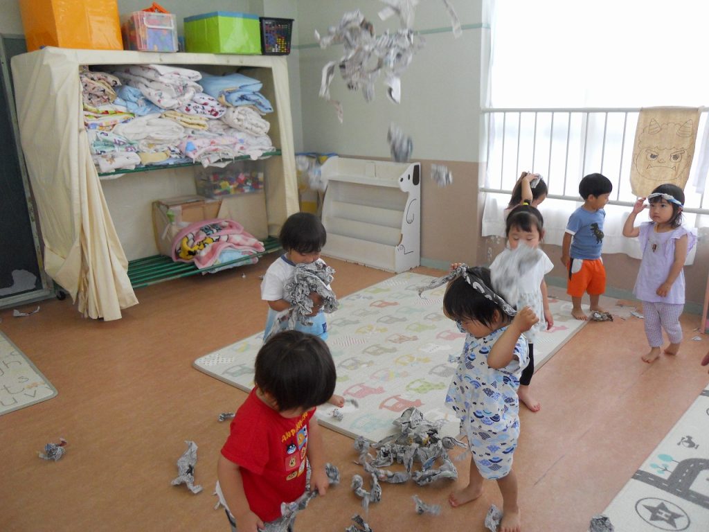 新聞紙をビリビリしたよ！